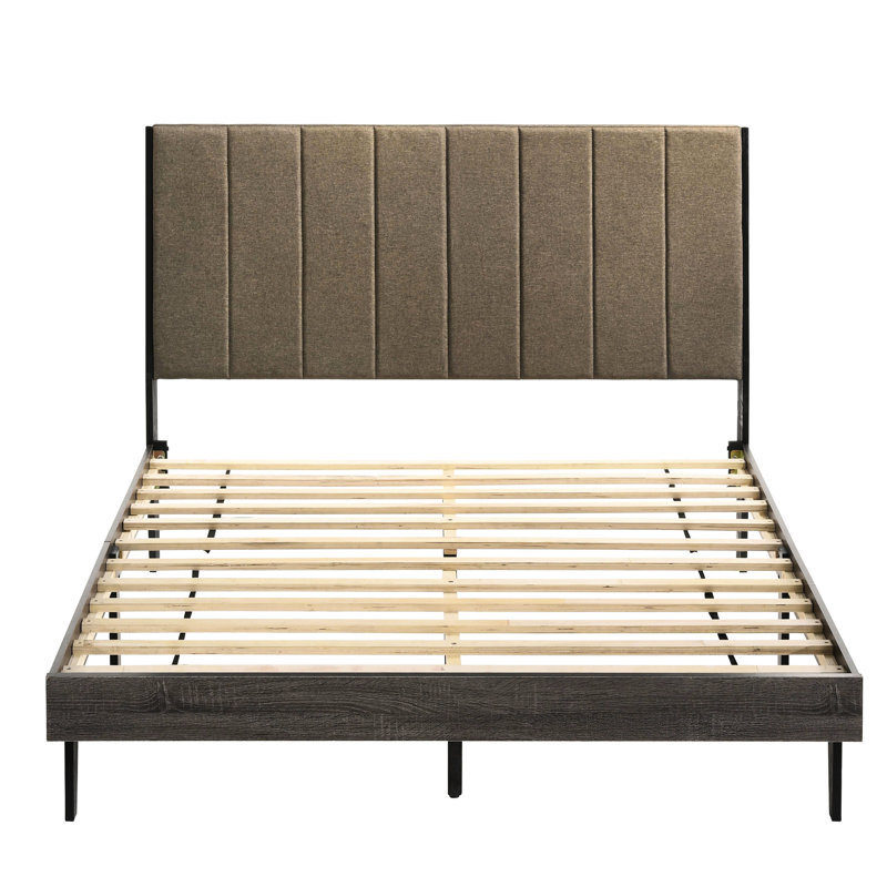 Lit pour grand lit avec tête de lit tapissier brune et base en bois au fini gris patiné