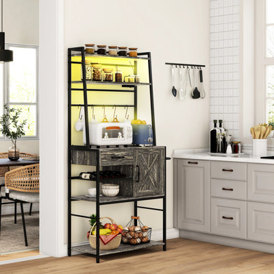 Bar à café gris avec comptoir - étagère de boulanger, lumières à DEL, prise de courant, tiroir à vin, tablettes, étagères de rangement industrielles pour armoires et lien, rangement, support pour micro-ondes patiné