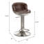 Tabouret de bar pivotant et réglable en cuir brun de 84 cm (33 po), style rétro-industriel, coque en aluminium riveté.