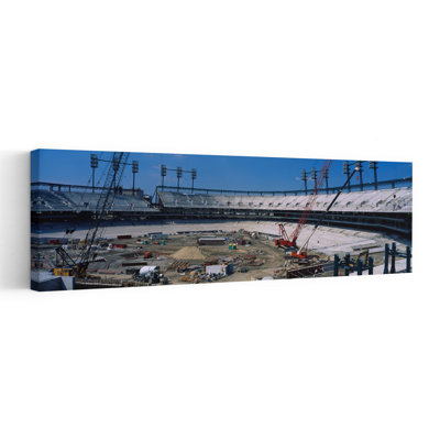 Vue à angle élevé d'un stade en construction, architecture industrielle contemporaine, art mural