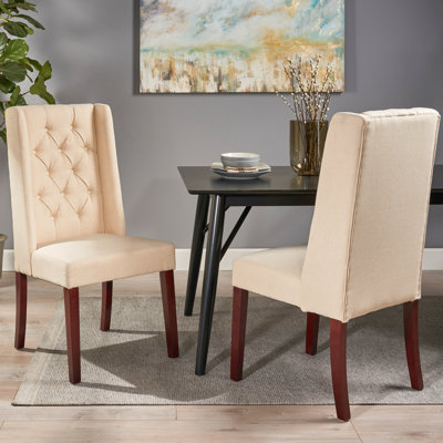 2 chaises à haut dossier beige, avec une chaise de salle à manger moderne et de conception à 2 oreilles