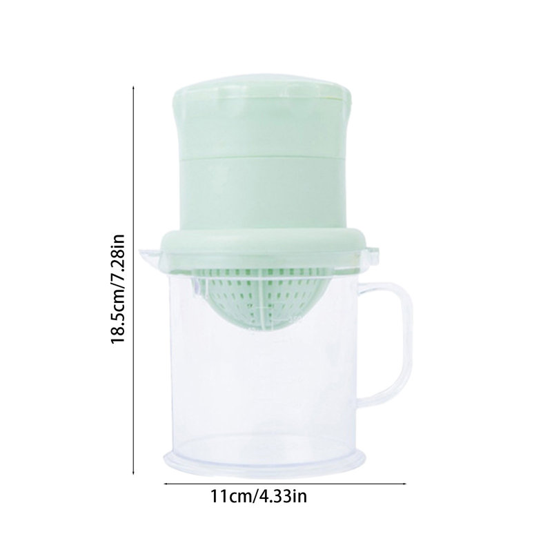 Presse-agrumes manuel pressant la tasse à citron avec balance tenant la main et pressant le jus, Green