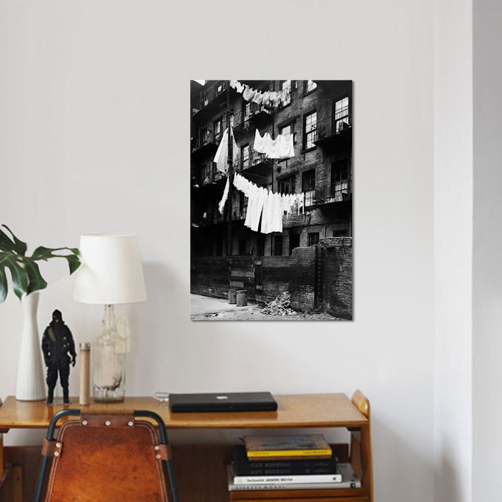 «1930s Tenement Building with Laundry Hanging on corde à linge I», reproduction de photo sur toile tendue, Toile tendue