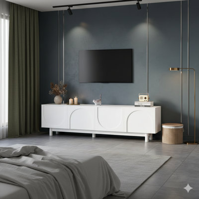 Élégant meuble télé blanc avec portes d'armoire arquées, conçu pour les téléviseurs jusqu'à 78 pouces. Un centre de divertissement minimaliste avec des pieds en bois massif et des tablettes réglables pratiques pour le salon.