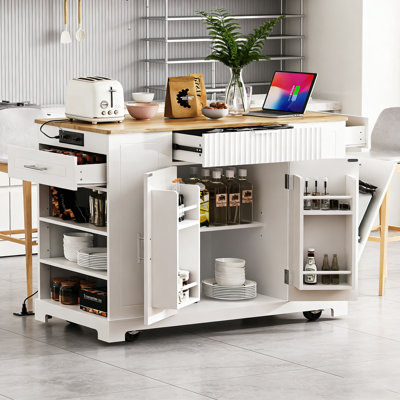 Îlot de cuisine cannelé avec rangement pour poubelle, prise de courant et roulettes pour les cuisines modernes.