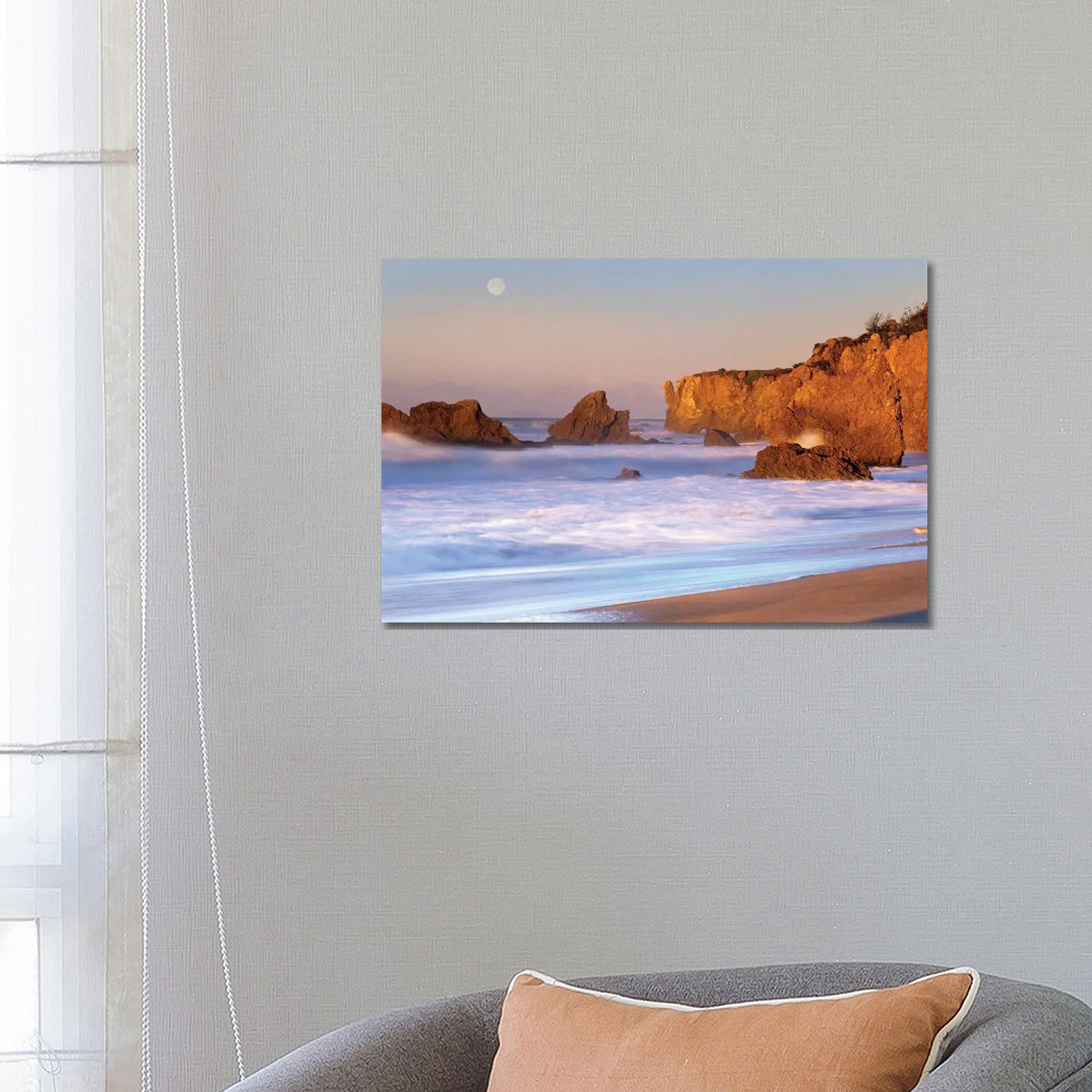 Schornsteine und Vollmond am El Matador Beach, Kalifornien