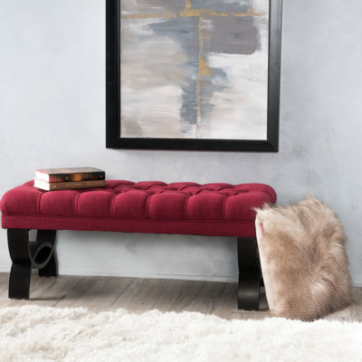 Élégant banc en tissu rouge avec un capitonnage exquis et un revêtement lisse d'un design élégant