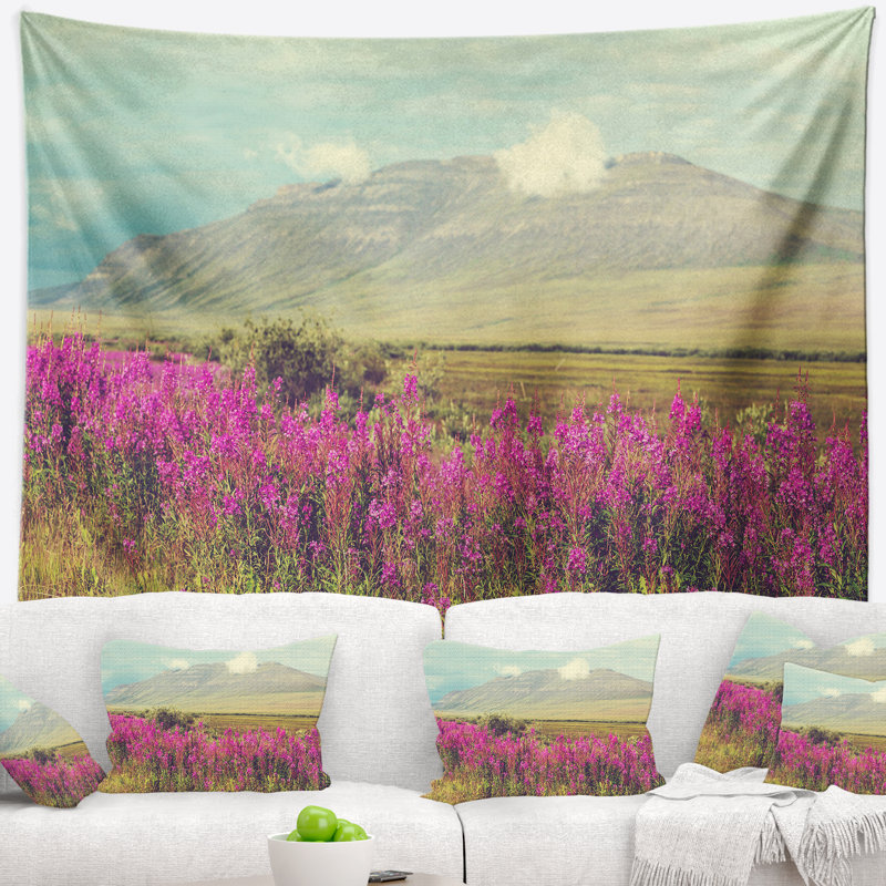 Tapisserie fleurs mauves et à montagnes lointaines floral, H 68 po x l 80 po