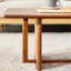 Petite table basse rectangulaire de salon en bois massif de couleur noyer, ajoute du charme à