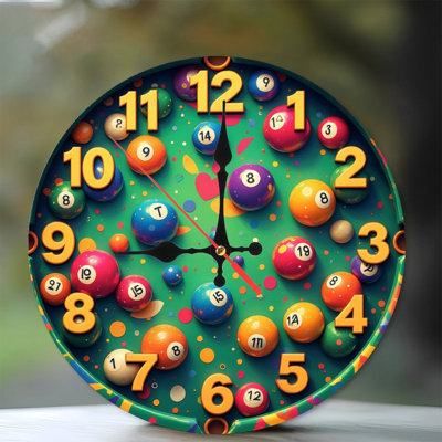 horloge colorée avec chiffres et boules