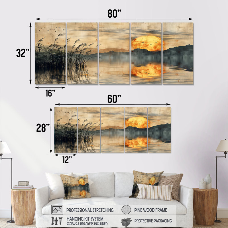 Coucher de soleil japonais doré sur un lac en été I - ensemble d'art mural au Japon, H 28 po x l 60 po