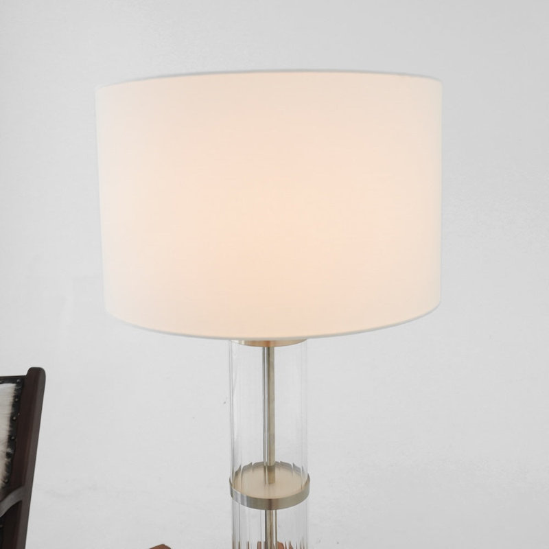 Lampe de table en nickel brossé Echo avec interrupteur marche / arrêt et base en verre transparent