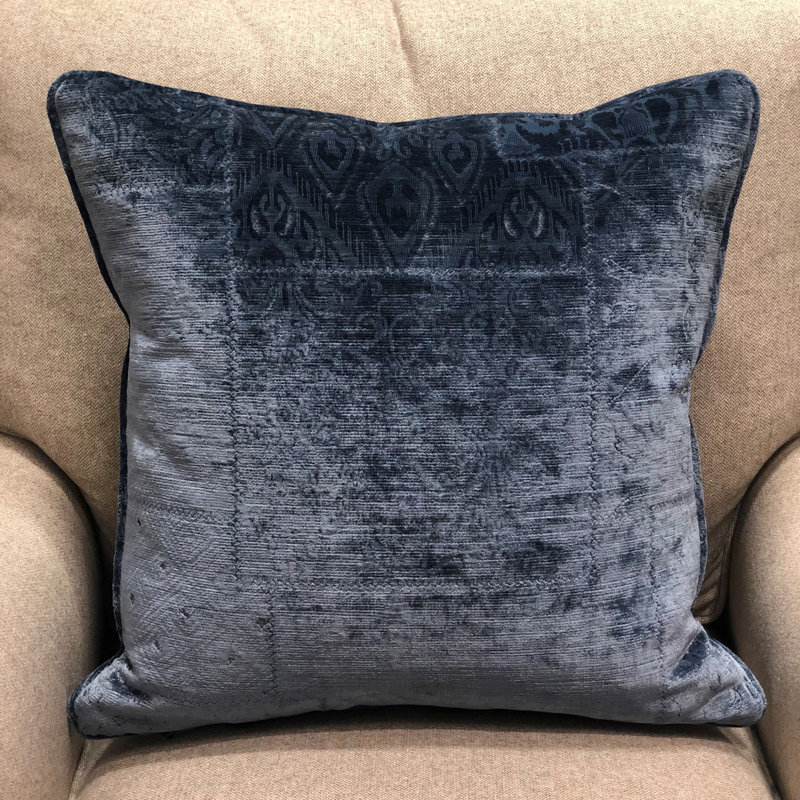 Coussin décoratif en velours bleu, 26 po x 26 po