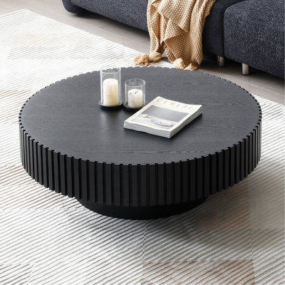 Élégante table basse ronde en bois pour appartement, table basse de salon moderne avec piédestal robuste, idéale pour recevoir et se détendre.