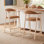 Tabouret de bar contemporain rembourré avec pieds en bois et dossier incurvé