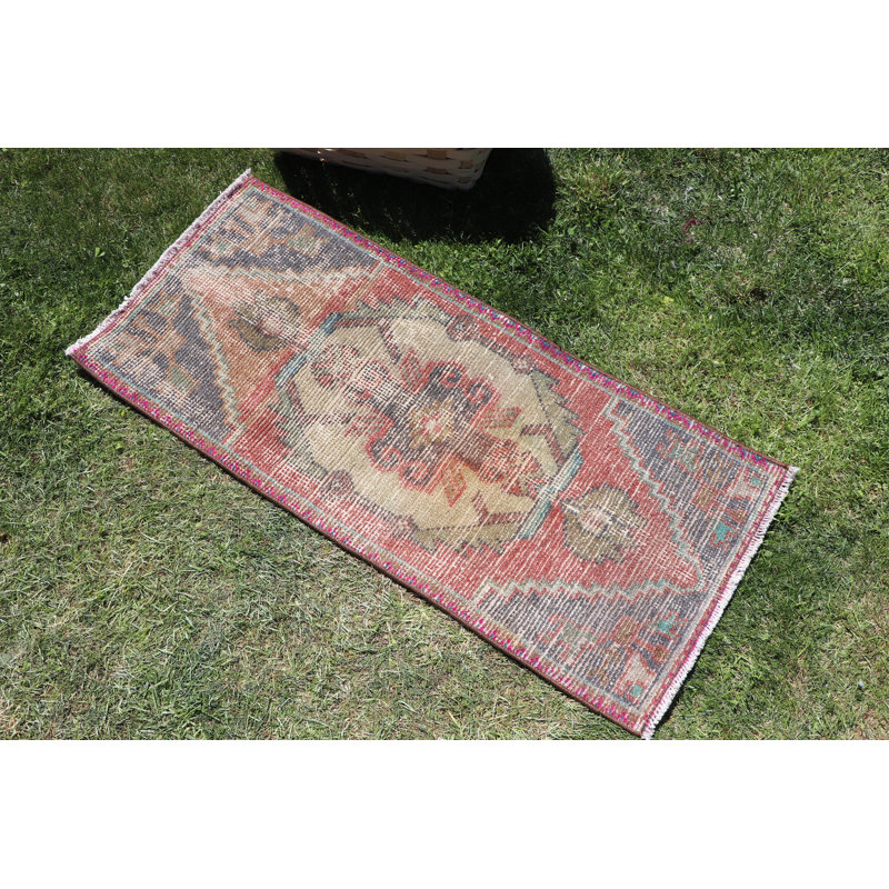 Petit tapis turc antique dans une teinte orange vibrante, idéal pour les espaces de chambre de bébé