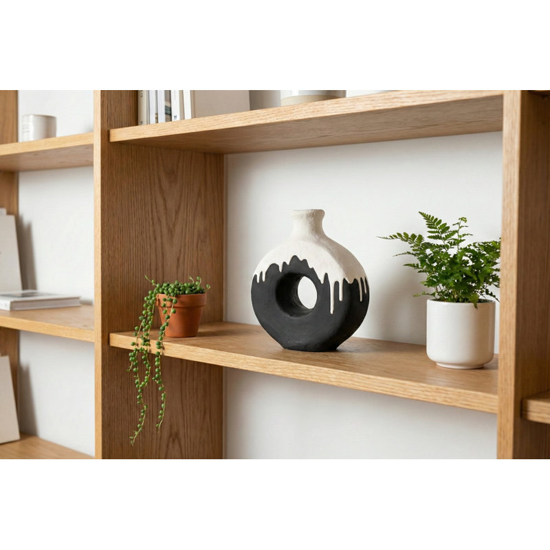 Vase en porcelaine avec trou circulaire