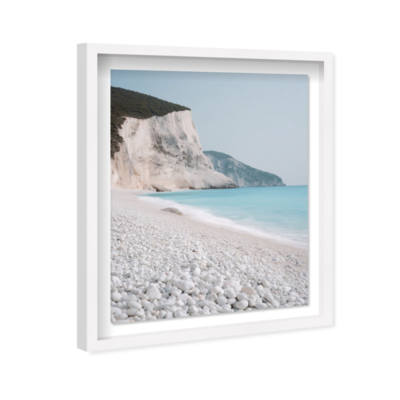 Falaises de craie II, impression de paysage et de nature encadrées par Oliver Gal, H 31,5 po x l 25,5 po, Cadre blanc