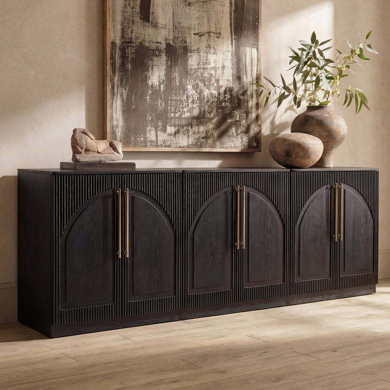 Meuble Velora de 93 po à portes cintrées et cannelées, de style moderne, avec portes à panneaux ondulés, poignées moletées en laiton et placage en frêne – Salon et salle à manger