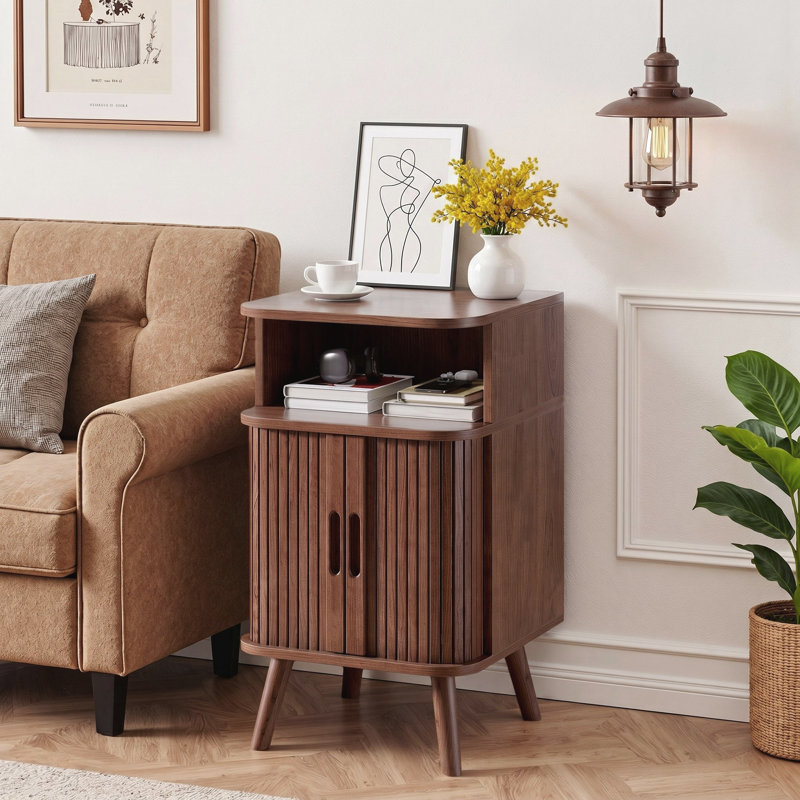 Table de chevet moderne Mid-Century, table de bout cannelée avec tablette ouverte et armoire de rangement, table de chevet arrondie en bois avec portes coulissantes, noyer (1 pièce)