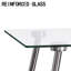 Élégante table de cuisine en verre avec une touche de sophistication moderne, de rayures polyvalentes pour différents styles de design, de protection des bords biseautés et d'esthétique
