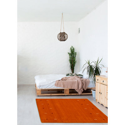 Les tapis Gabbeh sont fabriqués à la main avec des poils très hauts et des motifs très simples et stylisés.