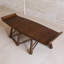 La même table basse vintage en bois massif