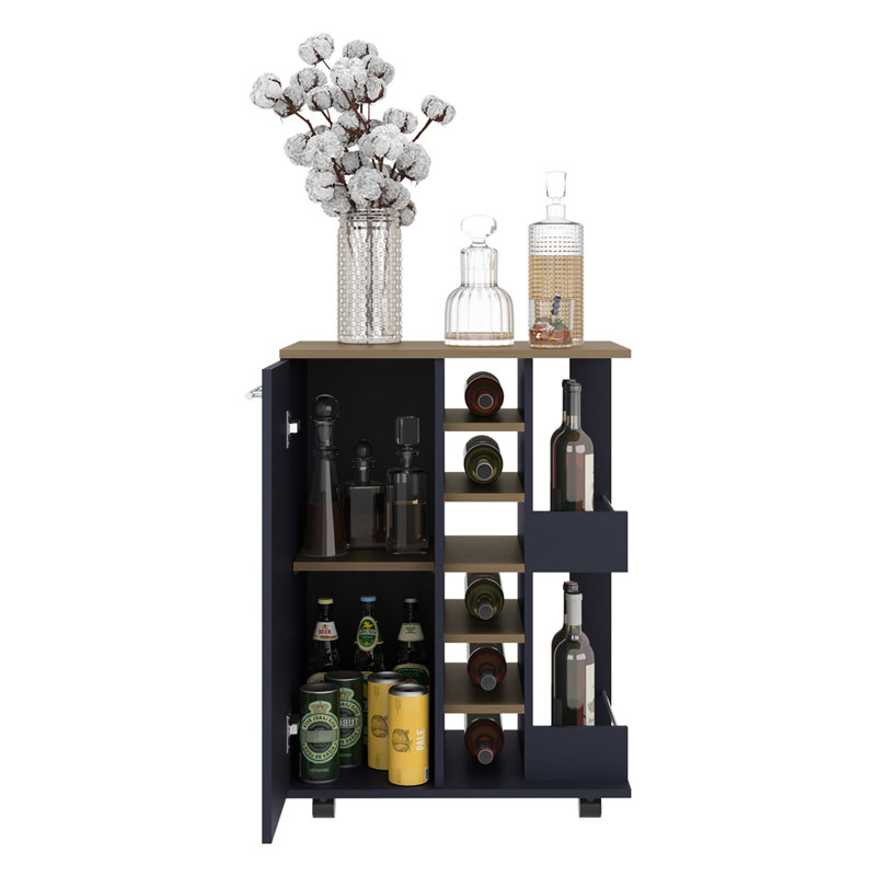 Chariot-bar de style moderne avec chêne naturel et bleu marine, deux tablettes extérieures, quatre verrouillables, six bouteilles de vin intégrées, une armoire à une porte, de grandes tablettes fermées à l'intérieur, deux porte-bouteilles ouverts