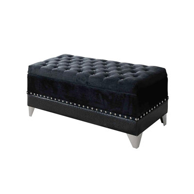 Magnifique coffre capitonné avec garniture cloutée, une solution de rangement élégante et fonctionnelle pour votre maison.