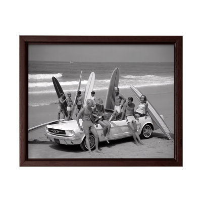 Amis s'amusant sur la plage