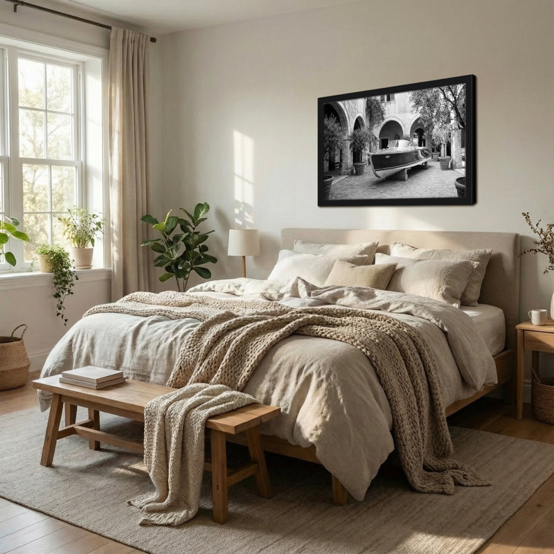 Bateau tendance dans la cour avec des arches et des arbres en pot, H 12 po x l 18 po