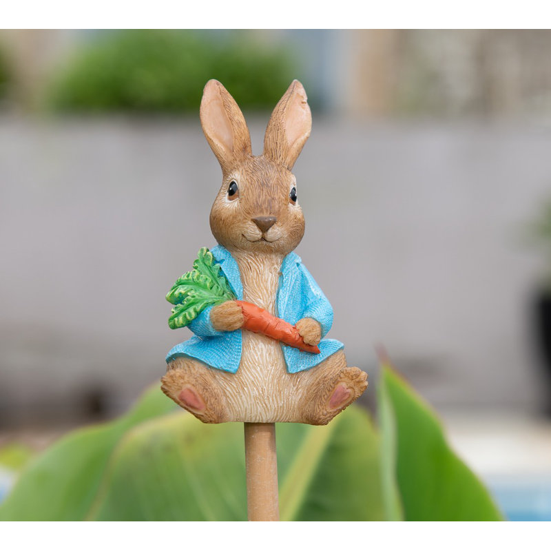 Peter Rabbit tenant une carotte