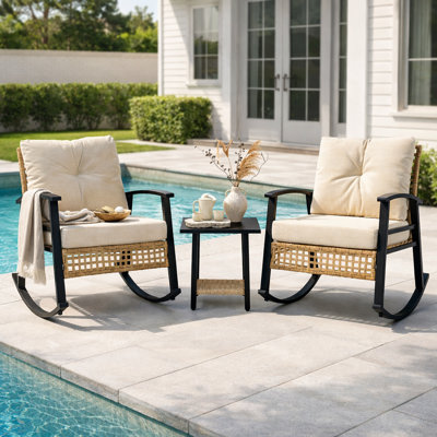 Ensemble de chaise berçante pour patio, ensemble de conversation d'extérieur 3 pièces pour 2 personnes avec table d'appoint à 2 niveaux, coussins en oléfine, rotin PE et plateau en métal