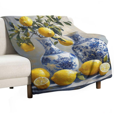 Jeté en flanelle de citrons dans des vases bleus
