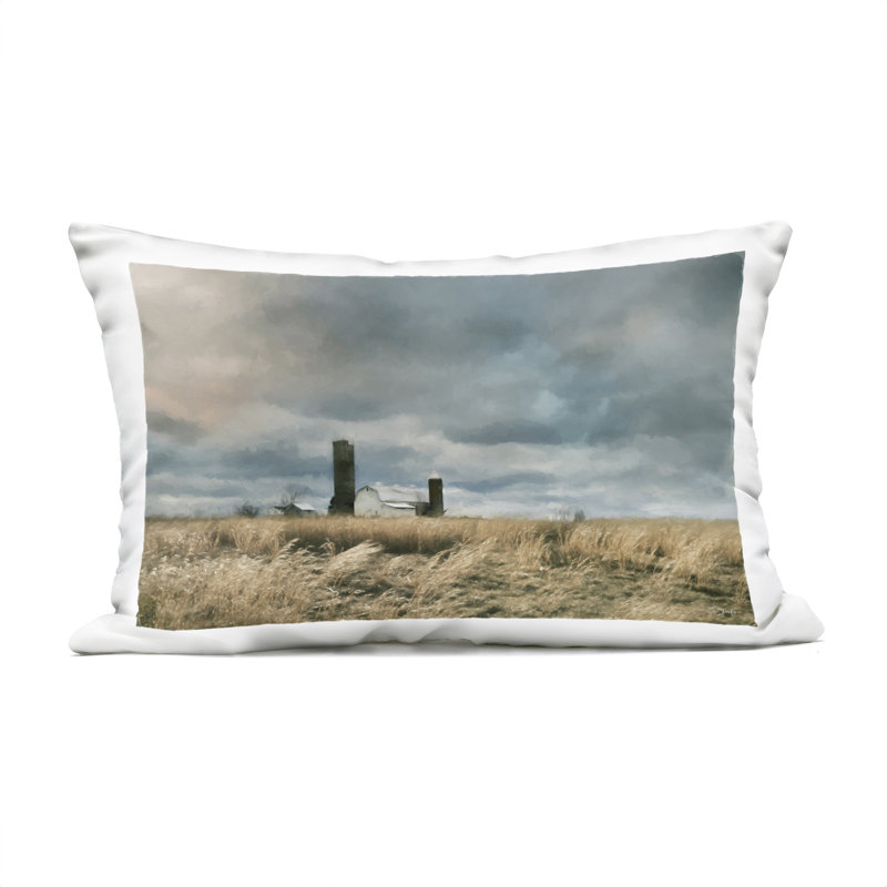 Conception de coussin d'extérieur imprimé Cloudy Farmland avec grange par Lori Deiter