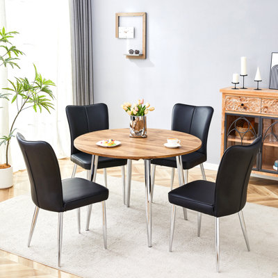 Ensemble de table et de chaises. Avec un mécanisme extensible, le plateau de table en panneau de fibres à densité moyenne à grain de bois et des pieds en métal argenté possède une surface lisse. Elle est également dotée de 4 chaises en polyuréthane noir avec un motif à rayures verticales sur le dossier.