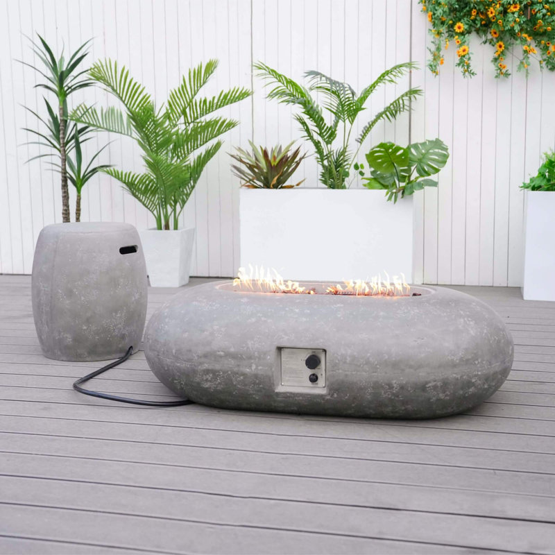 Table de foyer ovale grise en ciment avec couvercle de bouteille de gaz
