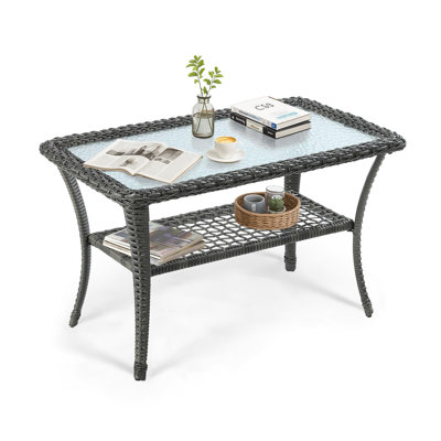 Table basse de patio en osier, table basse d'extérieur rectangulaire de 34,48 po avec plateau en verre trempé et tablette de rangement à 2 niveaux, table d'appoint de patio en rotin toutes saisons pour l'extérieur de la terrasse près de la piscine, gris