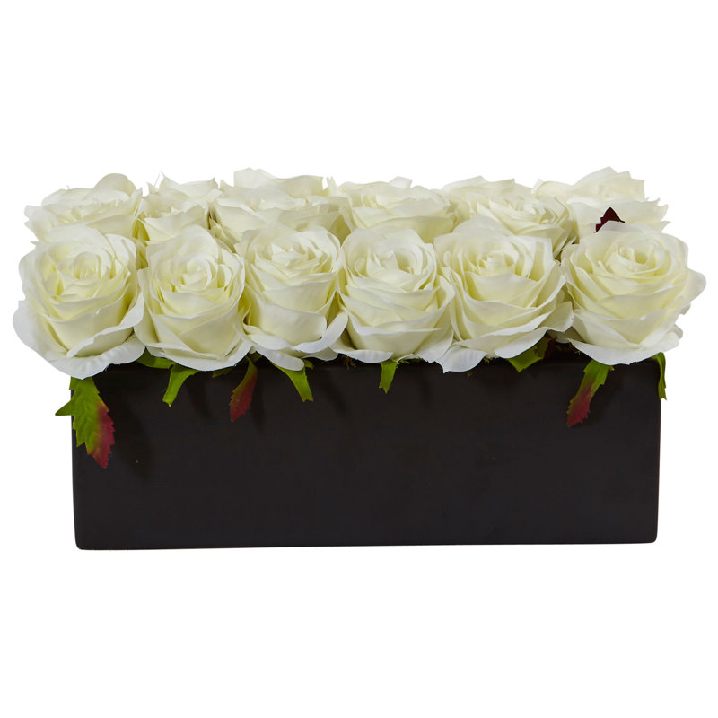 Arrangement floral de roses en pot, blanc
