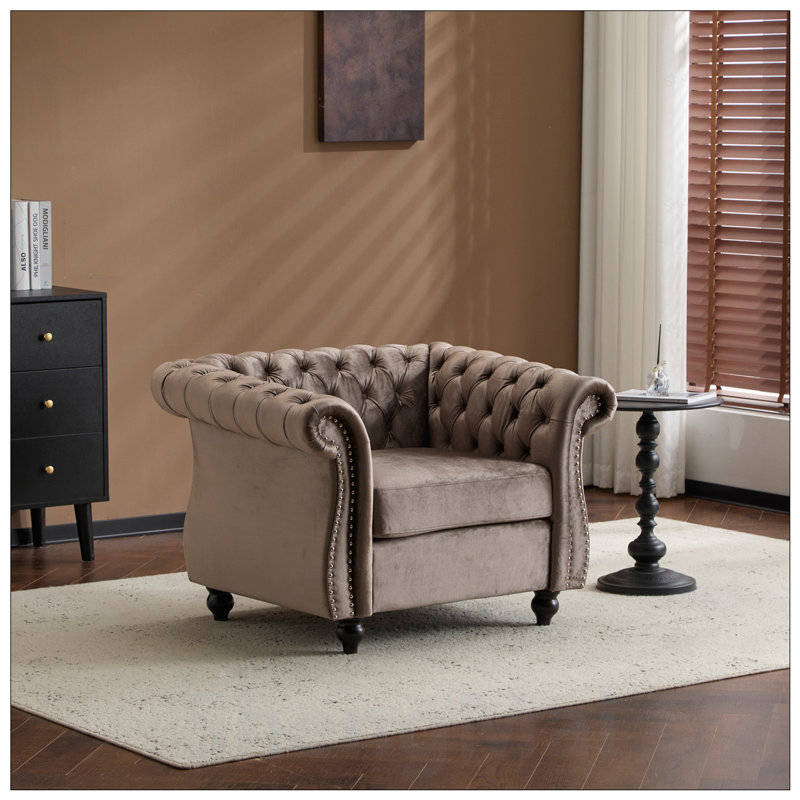Fauteuil club Chesterfield avec capitonnage à boutons profonds et accoudoirs roulés, rembourré pour plus de confort et d'élégance