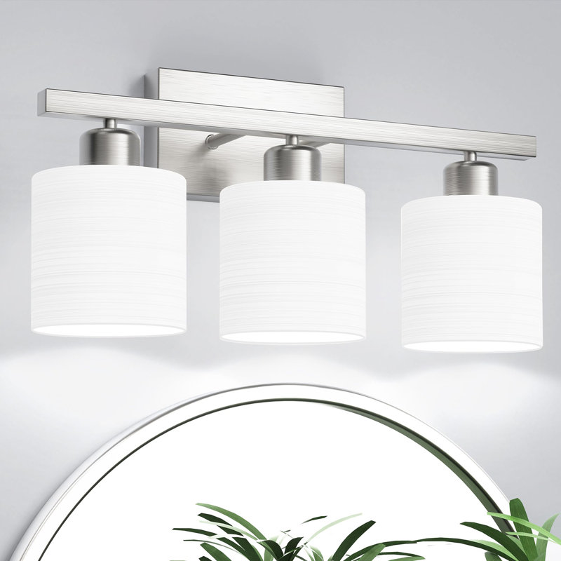 Éclairage pour meuble-lavabo classique avec abat-jour en verre blanc opale givré texturé, nickel brossé, 3 lumières Classic