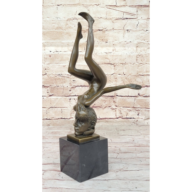 Sculpture surréaliste en bronze d'une figure féminine nu à l'envers