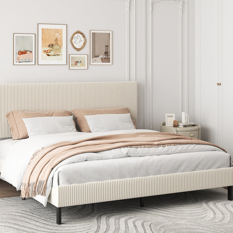 Cadre de lit très grand beige avec tête de lit - Métal pour une stabilité élevée, un sommeil confortable, une structure en fer bandé facile à installer dans la chambre à coucher, un décor moderne silencieux