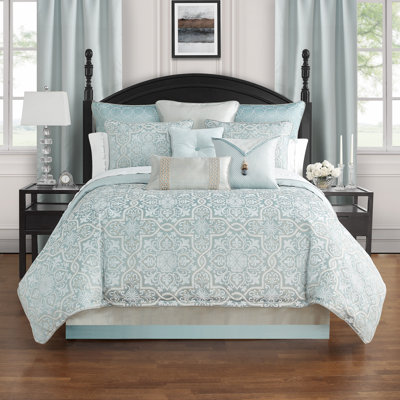Arezzo Ornate Traditional No Striped Comforter