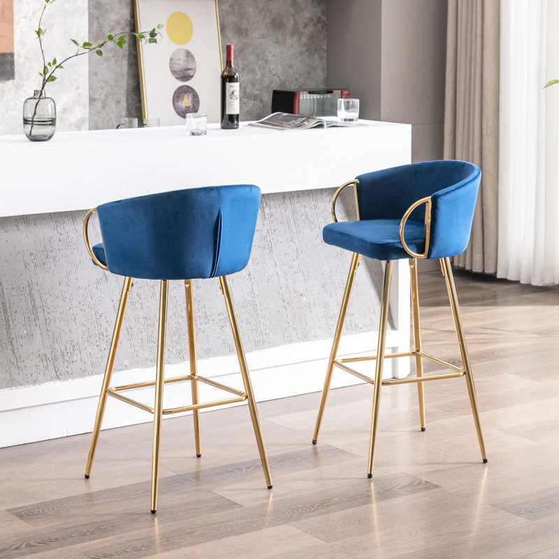 Tabourets de bar de 66 cm (26 pouces), ensemble de 2, velours bleu et pieds dorés avec repose-pieds, assise pratique et moderne.