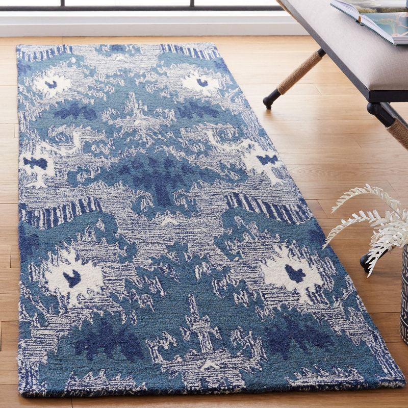 Tapis bleu / ivoire en laine / coton touffeté à la main Ikat, Tapis de couloir 2 pi 3 po x 8 pi