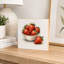 Mini bloc décoratif en bois carré de 14 cm représentant des fraises