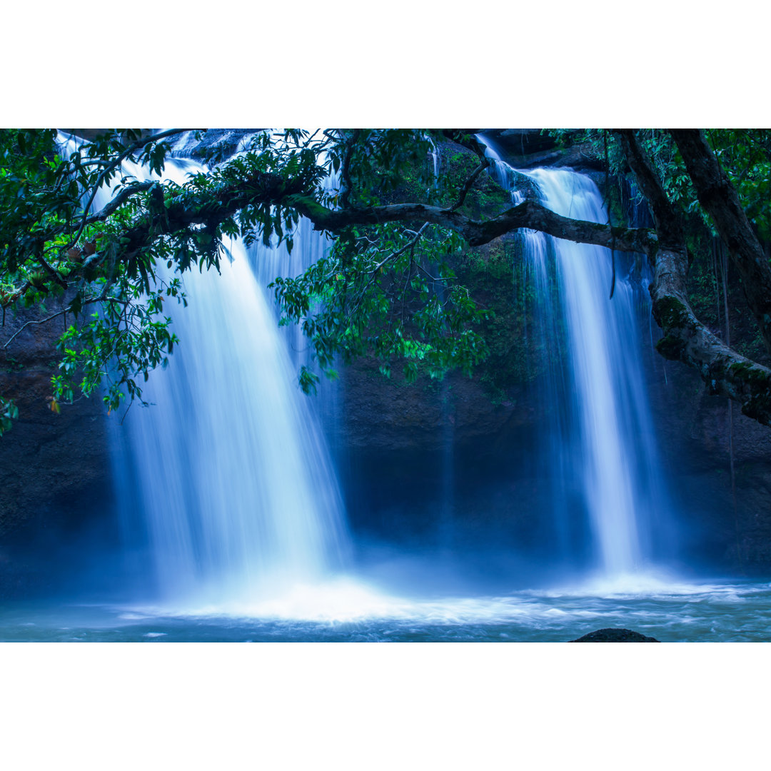 Malerischer tropischer Wasserfall von Tanes Ngamsom - Kunstdrucke auf Leinwand