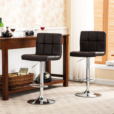 2 tabourets de bar pivotants brun. Siège en similicuir avec rembourrage en mousse. Base et hauteur réglable. Rotation à 360 degrés. Tabouret de 17 po x 17,5 po x P 17,5 po - 43,5 po, brun. Fonction chromée.