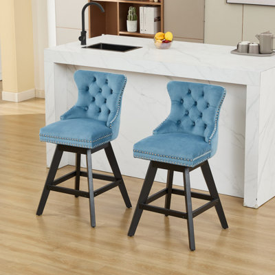 Tabourets de bar pivotants en velours avec décoration capitonnée à boutons et pieds en bois, garniture cloutée chromée, chaises de bar de style loisir, tabourets de bar, ensemble de 2 (bleu clair), SW1860LB